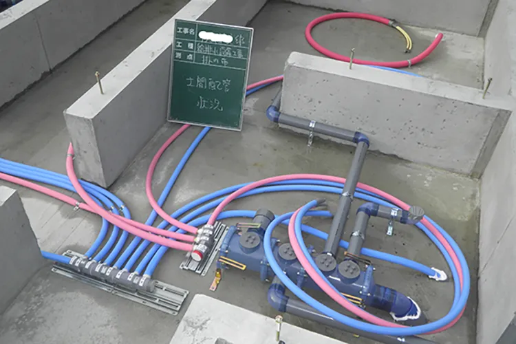床下配管工事の様子